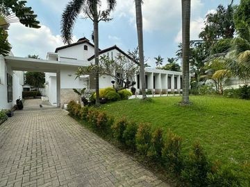 RUMAH GOLF VIEW di Jl SEKOLAH KENCANA, PONDOK INDAH
