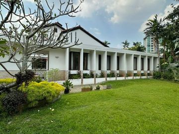 RUMAH GOLF VIEW di Jl SEKOLAH KENCANA, PONDOK INDAH
