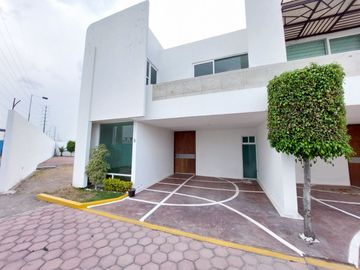 Casa a 500 metros dela Radial a espaldas de Atzala San Andres Cholula conjunto de 8 casas, cerrado y areas verdes