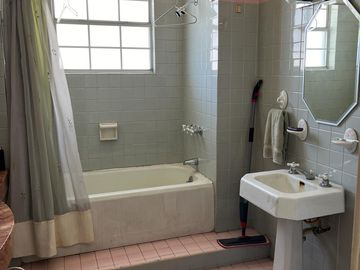 RESIDENCIA ANTIGUA EN EXCELENTES CONDICIONES, REFORMADA EN COL ZARCO EN CHIHUAHUA