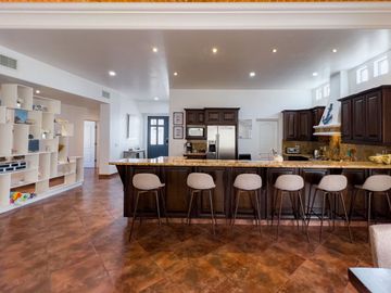 Casa amueblada en venta en Marina Real San Carlos, una planta, 4 recámaras, jacuzzi, rooftop con vista y cochera eléctrica, lista para habitar