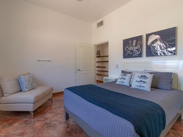 Casa amueblada en venta en Marina Real San Carlos, una planta, 4 recámaras, jacuzzi, rooftop con vista y cochera eléctrica, lista para habitar