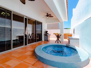 Casa amueblada en venta en Marina Real San Carlos, una planta, 4 recámaras, jacuzzi, rooftop con vista y cochera eléctrica, lista para habitar