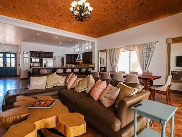Casa amueblada en venta en Marina Real San Carlos, una planta, 4 recámaras, jacuzzi, rooftop con vista y cochera eléctrica, lista para habitar