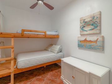 Casa amueblada en venta en Marina Real San Carlos, una planta, 4 recámaras, jacuzzi, rooftop con vista y cochera eléctrica, lista para habitar