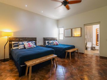 Casa amueblada en venta en Marina Real San Carlos, una planta, 4 recámaras, jacuzzi, rooftop con vista y cochera eléctrica, lista para habitar