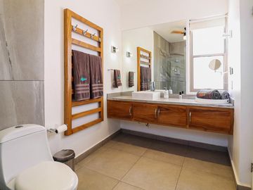 Casa amueblada en venta en Marina Real San Carlos, una planta, 4 recámaras, jacuzzi, rooftop con vista y cochera eléctrica, lista para habitar