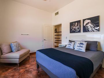 Casa amueblada en venta en Marina Real San Carlos, una planta, 4 recámaras, jacuzzi, rooftop con vista y cochera eléctrica, lista para habitar