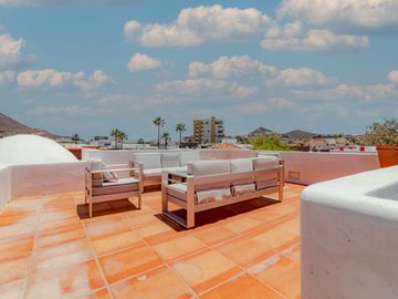 Casa amueblada en venta en Marina Real San Carlos, una planta, 4 recámaras, jacuzzi, rooftop con vista y cochera eléctrica, lista para habitar