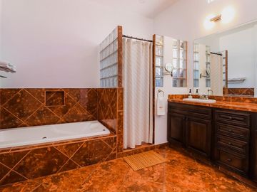 Casa amueblada en venta en Marina Real San Carlos, una planta, 4 recámaras, jacuzzi, rooftop con vista y cochera eléctrica, lista para habitar