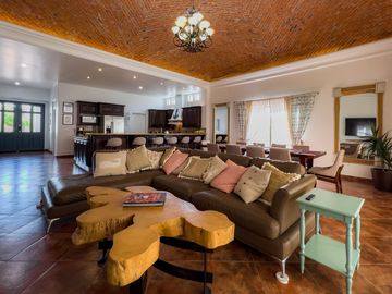 Casa amueblada en venta en Marina Real San Carlos, una planta, 4 recámaras, jacuzzi, rooftop con vista y cochera eléctrica, lista para habitar