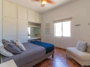 Casa amueblada en venta en Marina Real San Carlos, una planta, 4 recámaras, jacuzzi, rooftop con vista y cochera eléctrica, lista para habitar