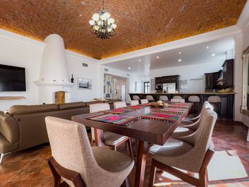 Casa amueblada en venta en Marina Real San Carlos, una planta, 4 recámaras, jacuzzi, rooftop con vista y cochera eléctrica, lista para habitar