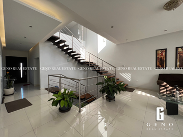 CASA EN VENTA CON VISTA A LA CIUDAD Y FRENTE A PARQUE