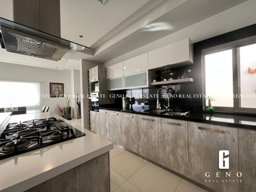 CASA EN VENTA CON VISTA A LA CIUDAD Y FRENTE A PARQUE