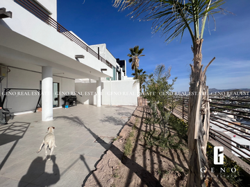 CASA EN VENTA CON VISTA A LA CIUDAD Y FRENTE A PARQUE