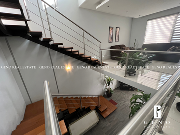 CASA EN VENTA CON VISTA A LA CIUDAD Y FRENTE A PARQUE