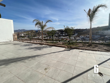 CASA EN VENTA CON VISTA A LA CIUDAD Y FRENTE A PARQUE