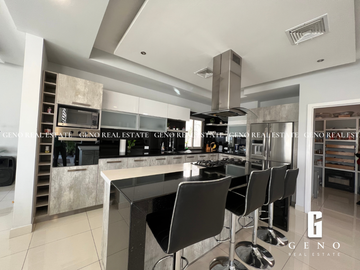 CASA EN VENTA CON VISTA A LA CIUDAD Y FRENTE A PARQUE