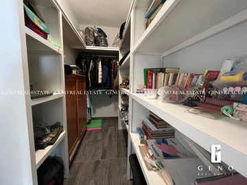CASA EN VENTA CON VISTA A LA CIUDAD Y FRENTE A PARQUE