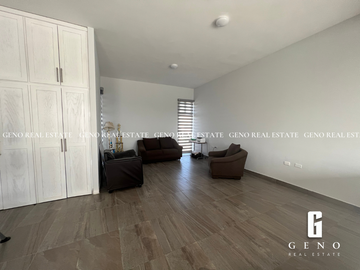 CASA EN VENTA CON VISTA A LA CIUDAD Y FRENTE A PARQUE