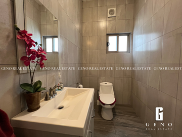 CASA EN VENTA CON VISTA A LA CIUDAD Y FRENTE A PARQUE