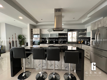 CASA EN VENTA CON VISTA A LA CIUDAD Y FRENTE A PARQUE