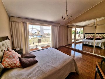 VENTA DE CASA, 310 M2, 3 PISOS, 5 DORMITORIOS DOBLES, PISCINA, REMODELADA