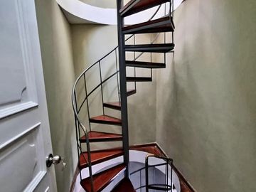 VENTA DE CASA, 310 M2, 3 PISOS, 5 DORMITORIOS DOBLES, PISCINA, REMODELADA