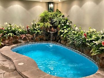VENTA DE CASA, 310 M2, 3 PISOS, 5 DORMITORIOS DOBLES, PISCINA, REMODELADA