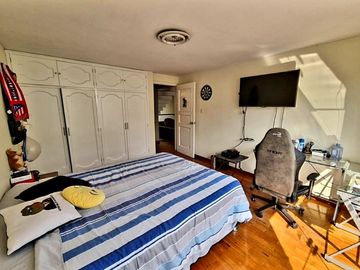 VENTA DE CASA, 310 M2, 3 PISOS, 5 DORMITORIOS DOBLES, PISCINA, REMODELADA
