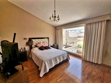 VENTA DE CASA, 310 M2, 3 PISOS, 5 DORMITORIOS DOBLES, PISCINA, REMODELADA