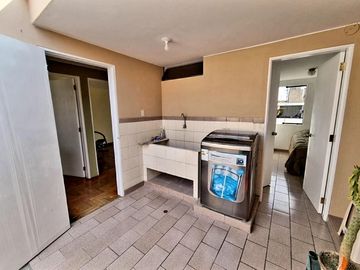 VENTA DE CASA, 310 M2, 3 PISOS, 5 DORMITORIOS DOBLES, PISCINA, REMODELADA