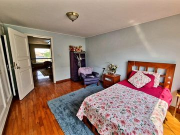 VENTA DE CASA, 310 M2, 3 PISOS, 5 DORMITORIOS DOBLES, PISCINA, REMODELADA