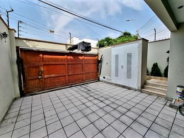 VENTA DE CASA, 310 M2, 3 PISOS, 5 DORMITORIOS DOBLES, PISCINA, REMODELADA