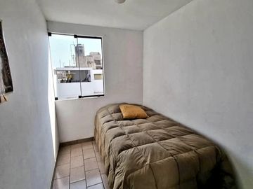 VENTA DE CASA, 310 M2, 3 PISOS, 5 DORMITORIOS DOBLES, PISCINA, REMODELADA