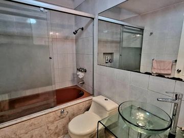 VENTA DE CASA, 310 M2, 3 PISOS, 5 DORMITORIOS DOBLES, PISCINA, REMODELADA