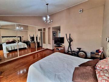 VENTA DE CASA, 310 M2, 3 PISOS, 5 DORMITORIOS DOBLES, PISCINA, REMODELADA