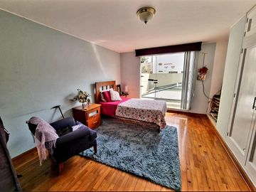 VENTA DE CASA, 310 M2, 3 PISOS, 5 DORMITORIOS DOBLES, PISCINA, REMODELADA