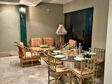 VENTA DE CASA, 310 M2, 3 PISOS, 5 DORMITORIOS DOBLES, PISCINA, REMODELADA