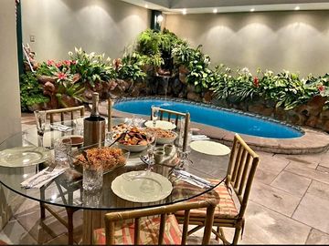 VENTA DE CASA, 310 M2, 3 PISOS, 5 DORMITORIOS DOBLES, PISCINA, REMODELADA