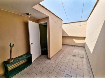 VENTA DE CASA, 310 M2, 3 PISOS, 5 DORMITORIOS DOBLES, PISCINA, REMODELADA