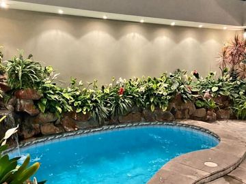 VENTA DE CASA, 310 M2, 3 PISOS, 5 DORMITORIOS DOBLES, PISCINA, REMODELADA