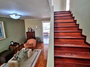 VENTA DE CASA, 310 M2, 3 PISOS, 5 DORMITORIOS DOBLES, PISCINA, REMODELADA
