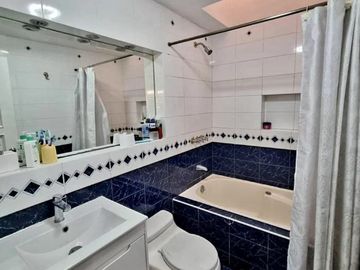 VENTA DE CASA, 310 M2, 3 PISOS, 5 DORMITORIOS DOBLES, PISCINA, REMODELADA
