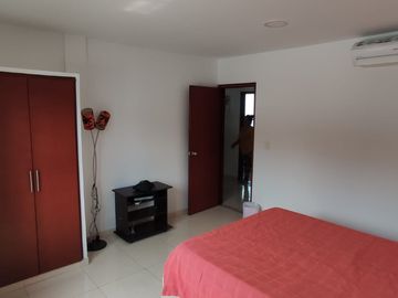 Se vende casa y lote con 3 habitaciones, garaje, y plancha con puntos listos para el tercer piso y lote listo para ampliar vivienda o montar negocio. 