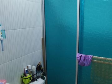 Se vende casa y lote con 3 habitaciones, garaje, y plancha con puntos listos para el tercer piso y lote listo para ampliar vivienda o montar negocio. 
