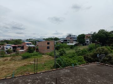 Se vende casa y lote con 3 habitaciones, garaje, y plancha con puntos listos para el tercer piso y lote listo para ampliar vivienda o montar negocio. 