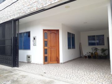 Se vende casa y lote con 3 habitaciones, garaje, y plancha con puntos listos para el tercer piso y lote listo para ampliar vivienda o montar negocio. 