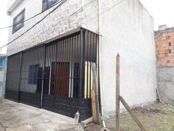 Se vende casa y lote con 3 habitaciones, garaje, y plancha con puntos listos para el tercer piso y lote listo para ampliar vivienda o montar negocio. 